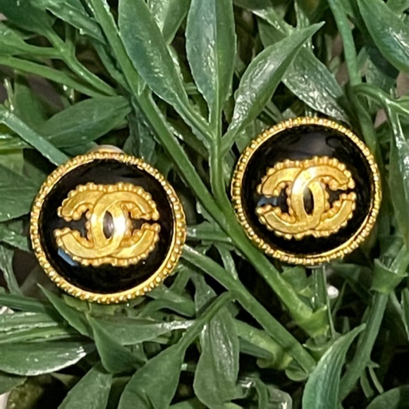 ✨Beautiful Vintage CHANEL CC Logo Gold Clip-On Earrings - Picture 1 of 10